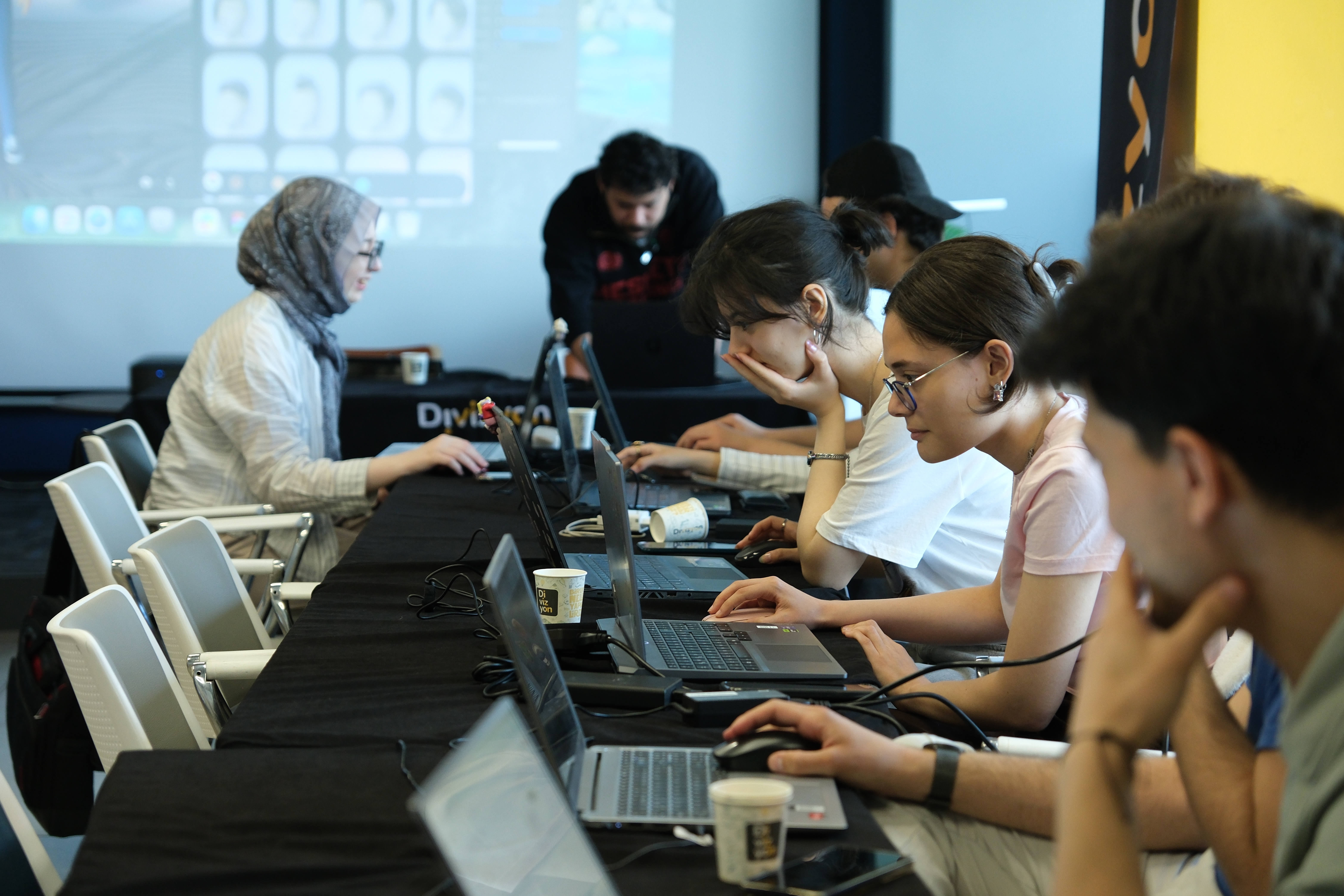 Divizyon’da bilgisayar başında uygulamalı atölye çalışması